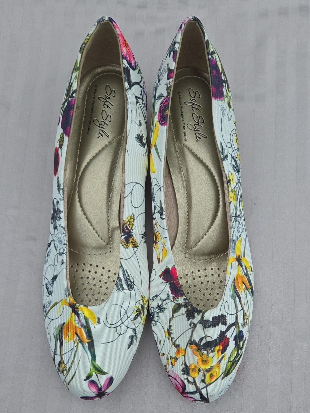 Hush Puppies Soft Style Casual Low Heels Size 10 White Floral